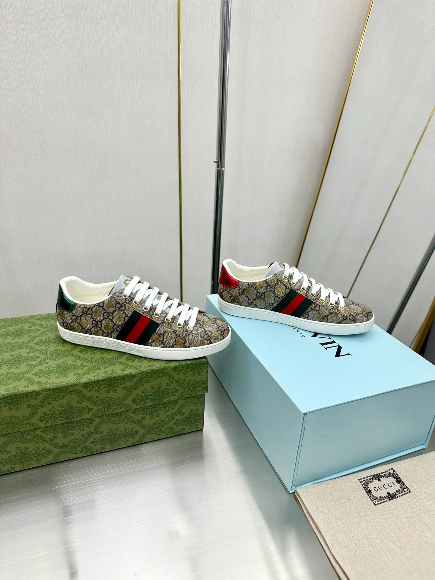 👟👟Ex-factory price 540👟👟 Men's size +10 Top version: Gucci G family classic Ace series Embroidery Little Bee White Shoes Couple Style Ribbon Love Casual Sports Shoes Sneakers Original Purchase Development Production This brand's classic low-top sports shoes interweave golden embroidered bees with red and green webbing. The bee is a classic element of the brand. It appeared in the Gucci ready-to-wear series in the 1970s. Exquisite packaging at the delivery counter🛍📦 ▪️Fabrics: Original custom imported first-layer cowhide ▪️Foots: Original custom cowhide lining ▪️Sole: Original open-molded rubber non-slip material ▪️Sole thickness: 2.5CM ▪️Size: Women's 34-41 (customized 34/41) ▪️Size: Men's 38-46 (38/46 customized)